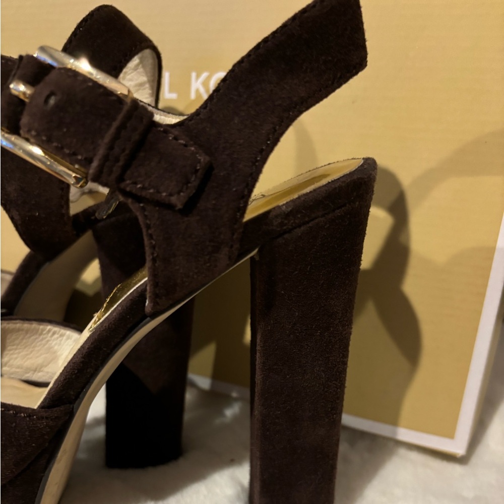 Michael Kors suede sandals 🥰 - Picture 2 of 7